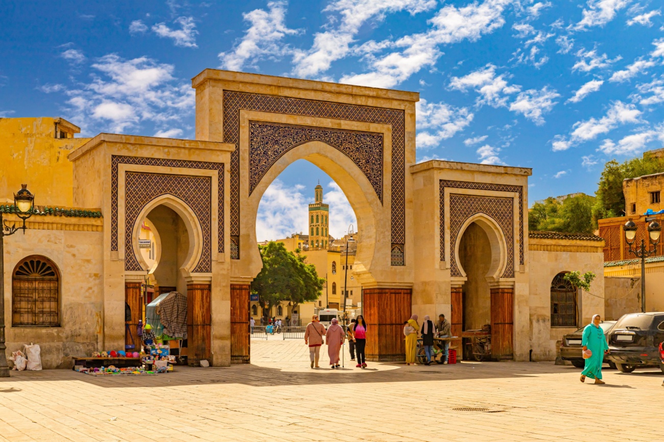 Praça El Hedim com movimento de pessoas em frente ao Bab Mansour, Meknès, Marrocos