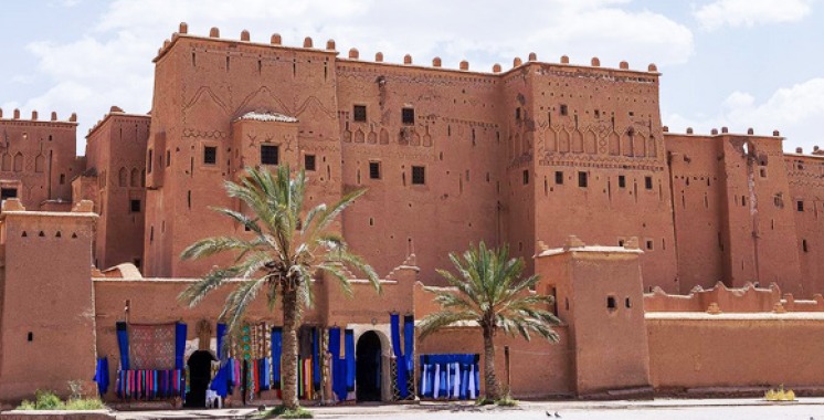 Kasbah Taourirt em Ouarzazate com torres de barro e paisagem árida do sul do Marrocos
