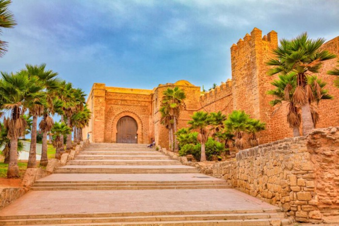 Ruas estreitas e casas brancas e azuis da Kasbah dos Oudaias à beira-mar, Rabat, Marrocos
