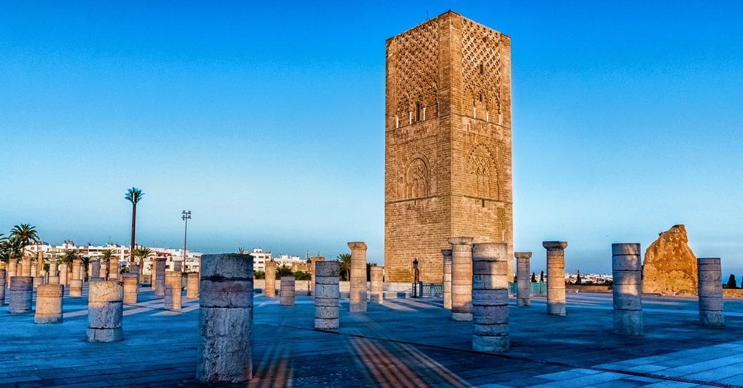 Torre Hassan com pilares da mesquita inacabada e mausoléu de Mohammed V ao fundo, Rabat, Marrocos