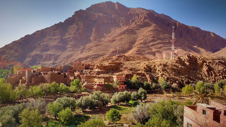 Vista da cidade de Tinghir com as construções de barro e montanhas ao redor, Marrocos
