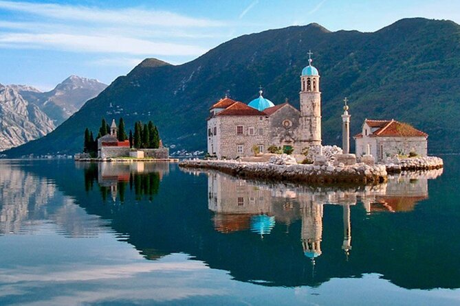 Vista panorâmica da Baía de Kotor com montanhas ao redor e águas calmas, Montenegro