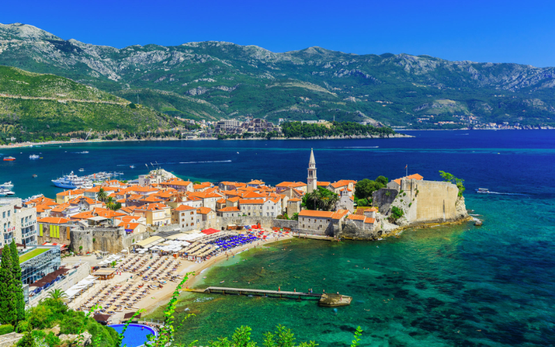 Centro histórico murado de Budva à beira-mar com ruas estreitas e a Citadela ao fundo, Montenegro