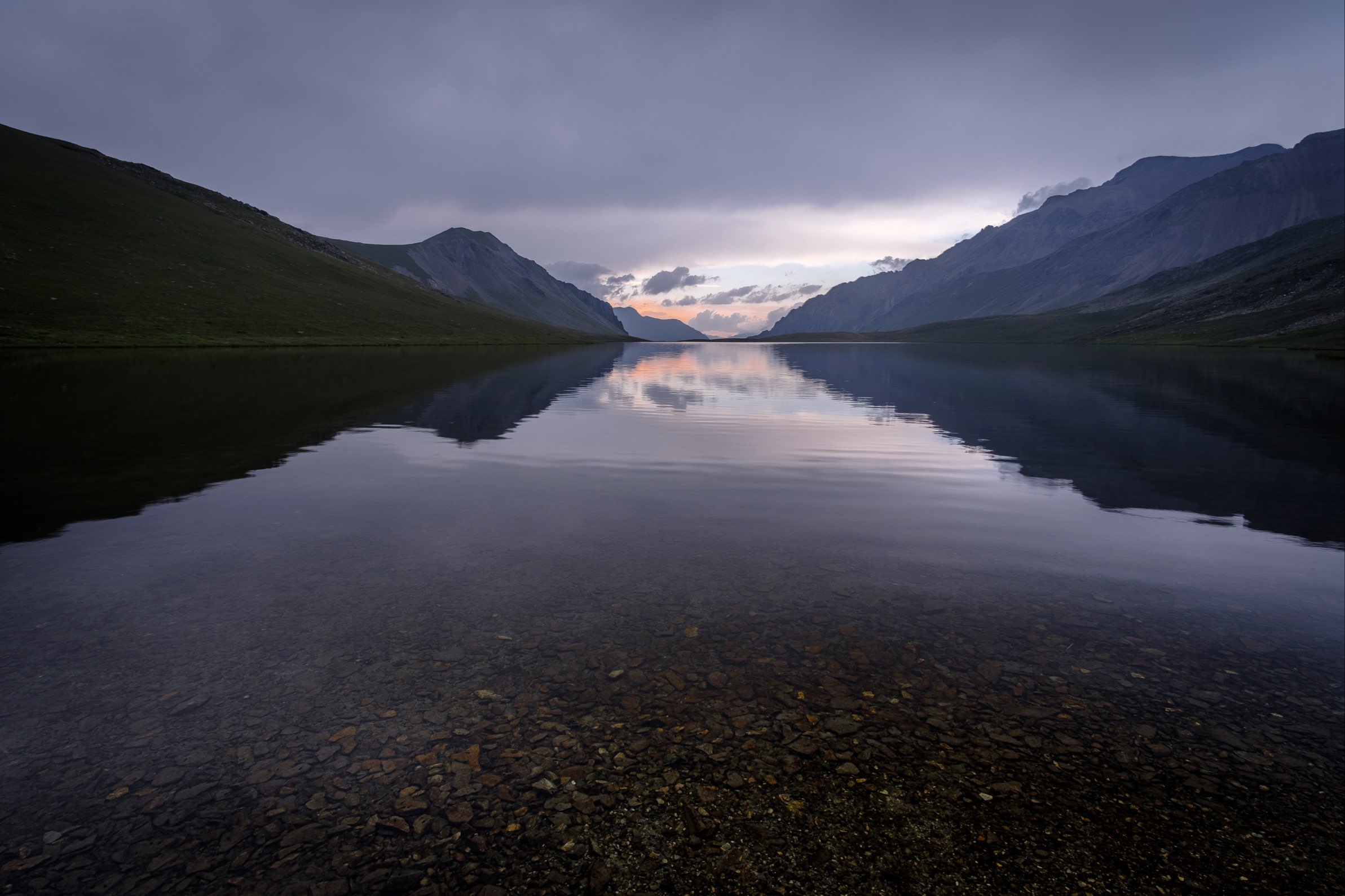 Black Lake cercado por pinheiros e montanhas no Parque Nacional Durmitor, Žabljak, Montenegro