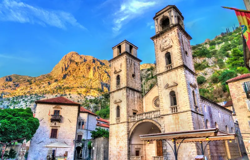 Fachada da Catedral de São Trifão na praça principal da Cidade Antiga de Kotor, Montenegro