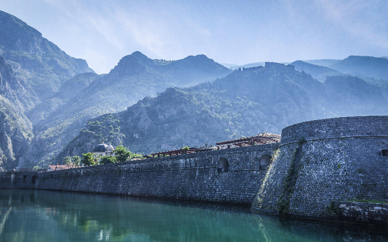 Muralhas e torres da Fortaleza de Kotor no alto da montanha com vista para a Baía de Kotor, Montenegro