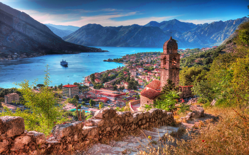 Centro histórico medieval de Kotor com ruas de pedra e igrejas antigas à beira da Baía de Kotor, Montenegro