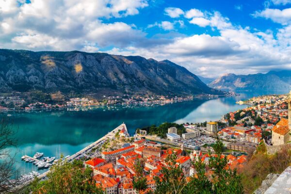 Mirante com vista para a Baía de Kotor e as montanhas ao redor, Montenegro