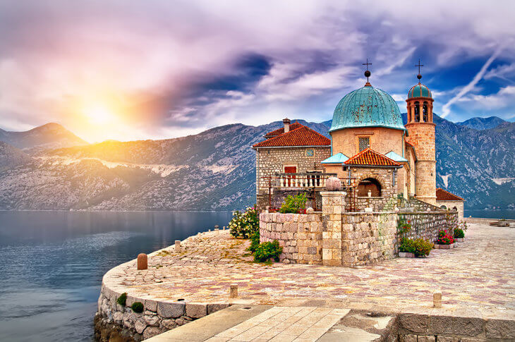 Igreja de Nossa Senhora das Rochas na ilha artificial no meio da Baía de Kotor, Perast, Montenegro