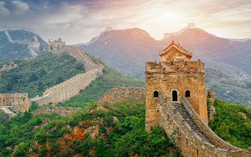 Grande Muralha da China em Mutianyu com torres de vigia nas montanhas próximas a Pequim