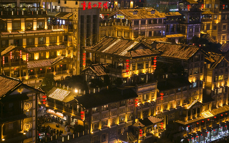 Hongya Cave iluminado à noite em Chongqing, China