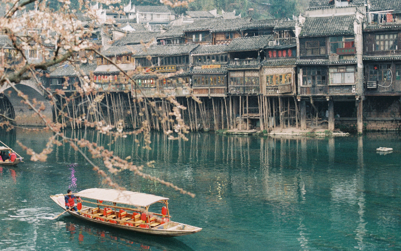 Barcos tradicionais no rio Tuojiang em Fenghuang