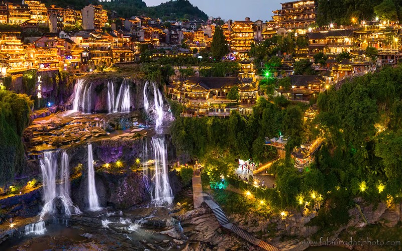 Furong Ancient Town com cachoeira de 60 metros