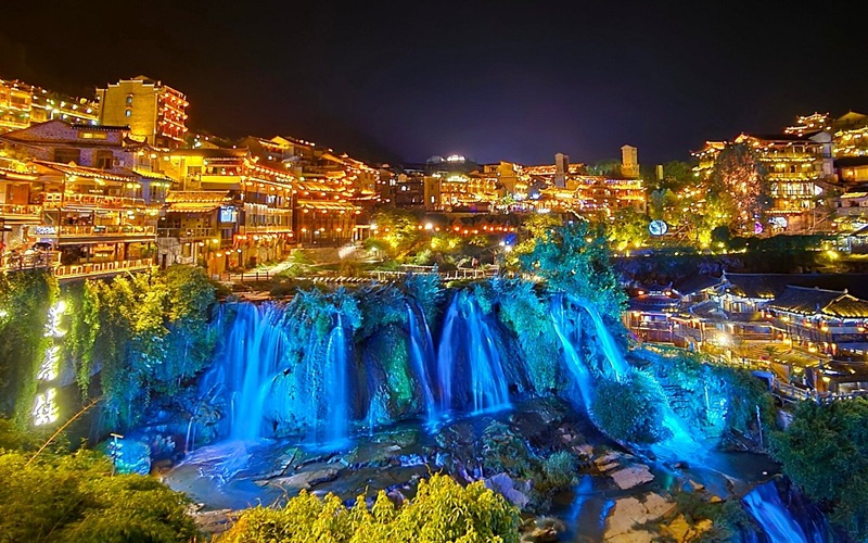Cachoeira iluminada de Furong Ancient Town à noite