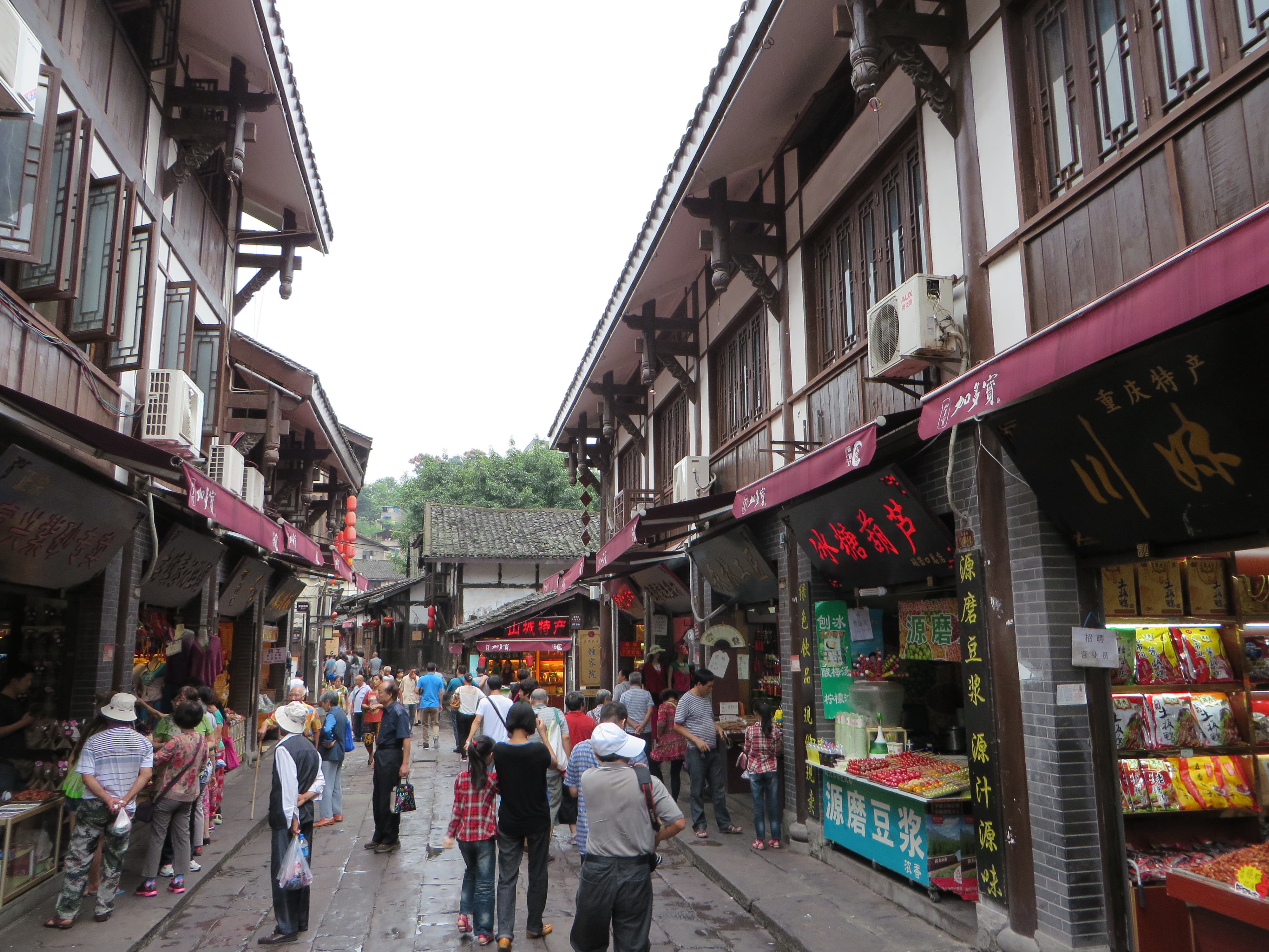 Rua histórica movimentada de Ciqikou Ancient Town com arquitetura tradicional chinesa e lojas dos dois lados