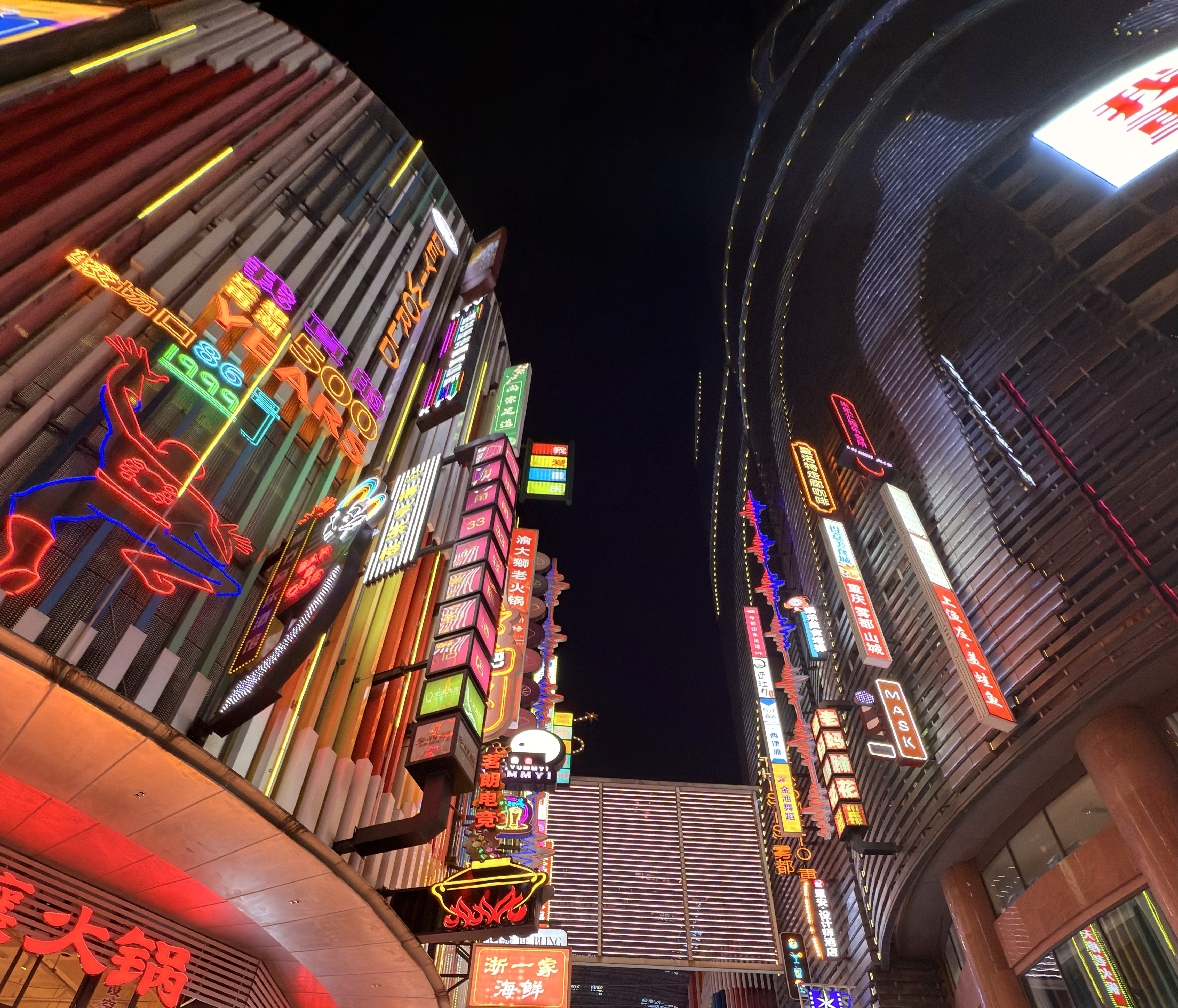 Rua Jiefangbei iluminada com letreiros de neon à noite em Chongqing