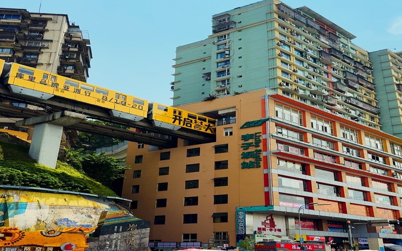 Trem do metrô de Chongqing passando por dentro de um prédio residencial na estação Liziba