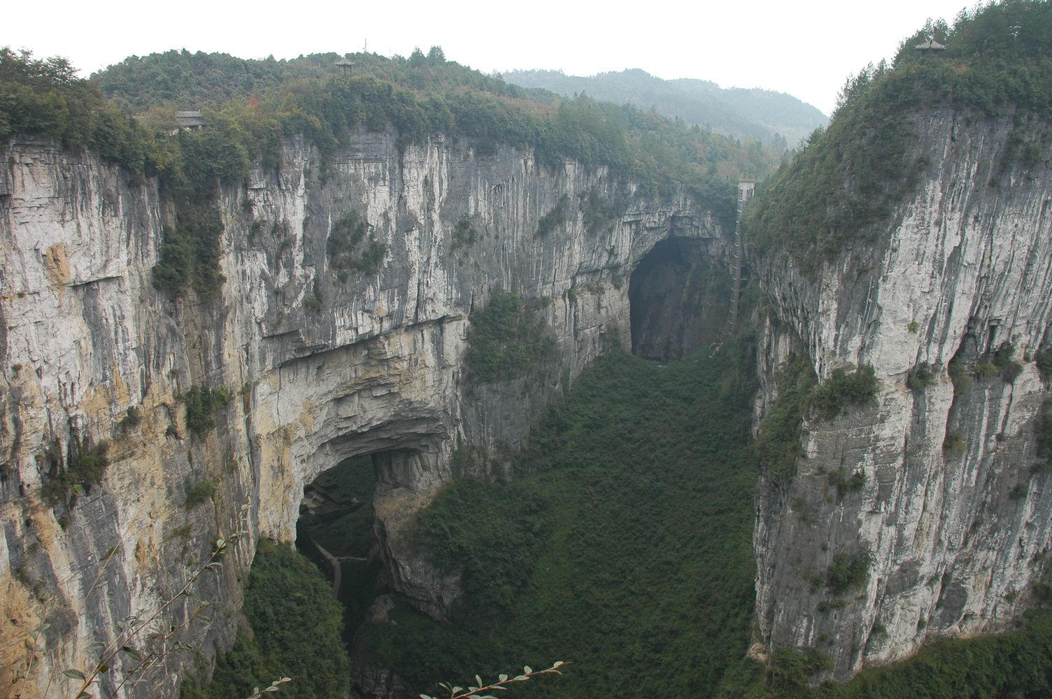 Vista aérea das Three Natural Bridges em Wulong, com dois imensos arcos de pedra sobre um desfiladeiro verde