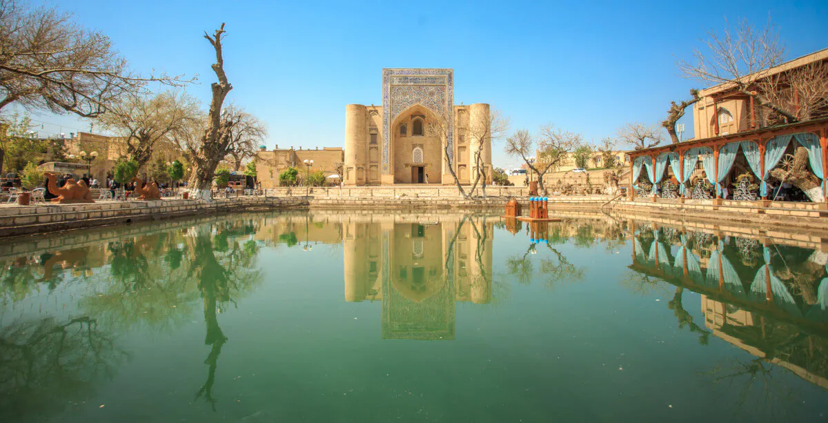 Lyabi-Hauz, a praça ao redor do lago histórico no centro de Bukhara, Uzbequistão