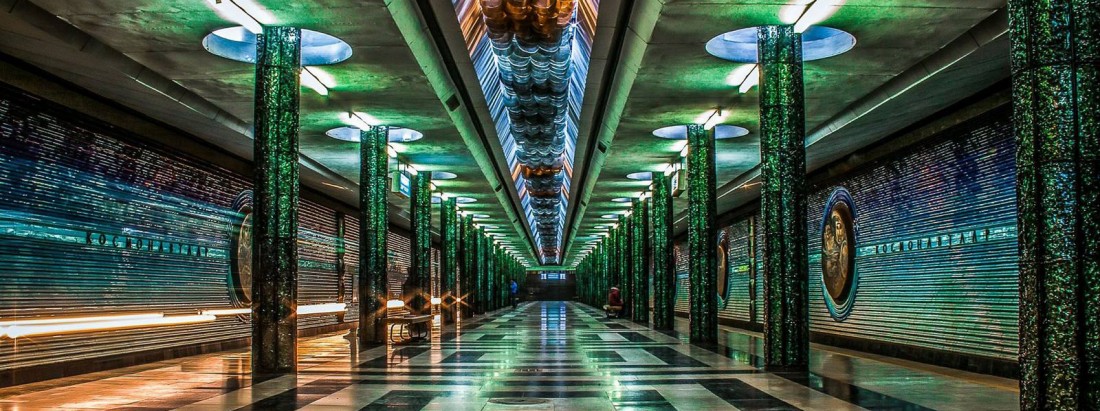 Estação de metrô decorada de Tashkent com mosaicos e afrescos soviéticos, Uzbequistão