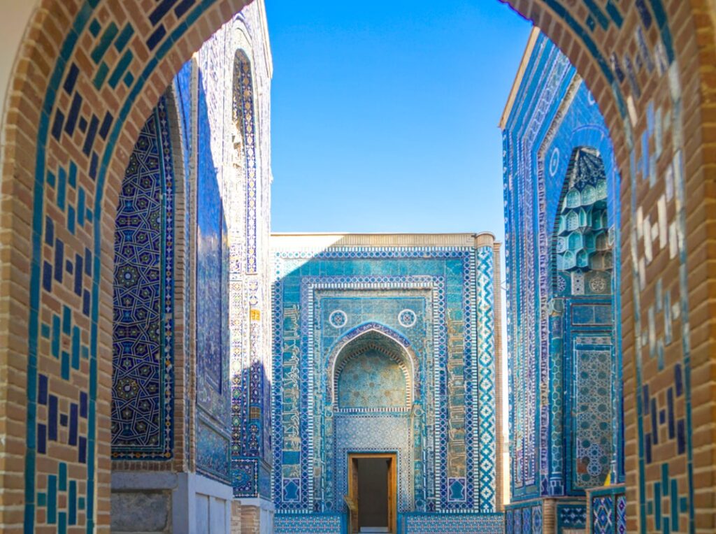 Shah-i-Zinda, corredor de mausoléus com azulejos decorados em Samarkand, Uzbequistão