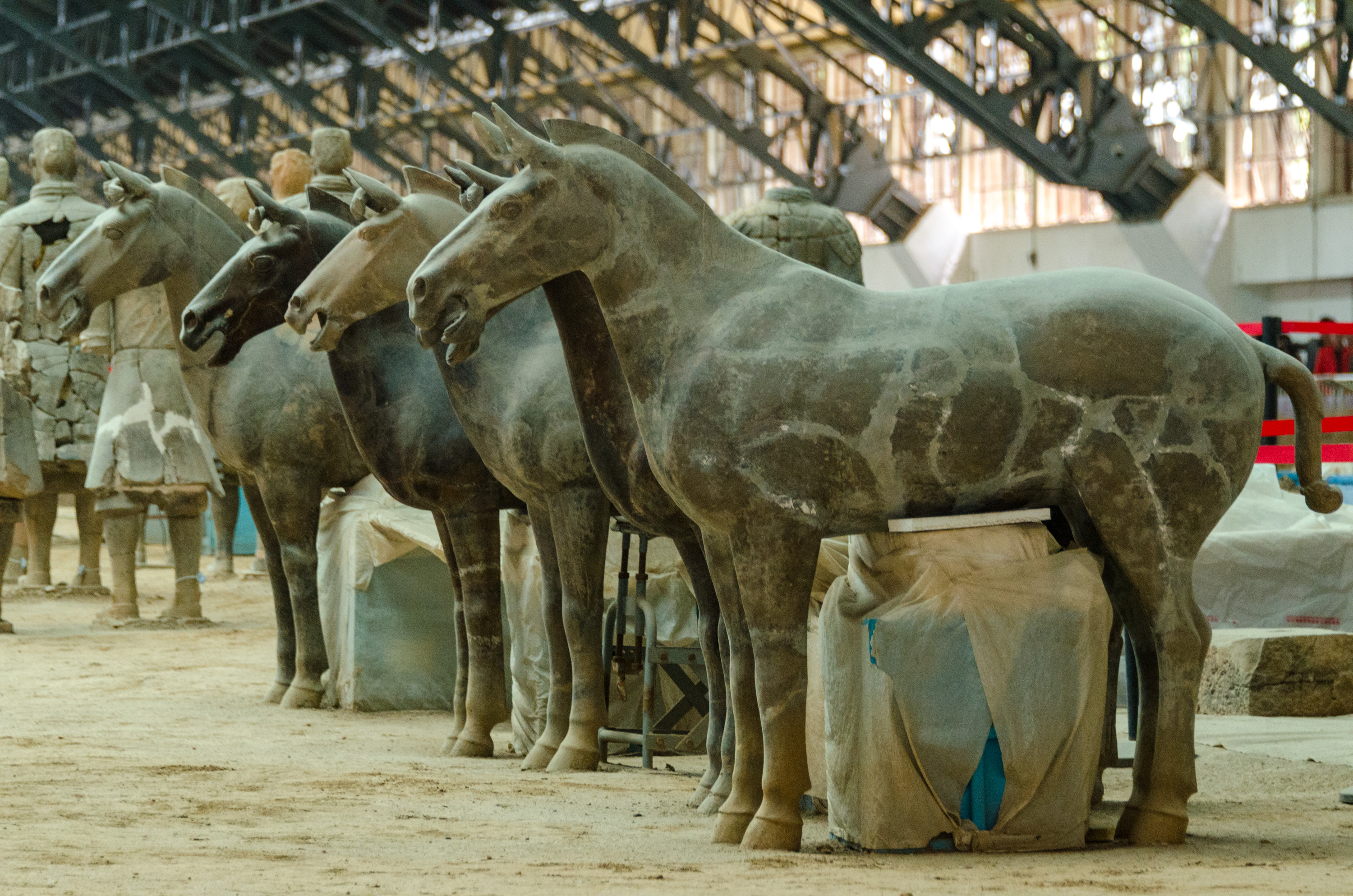 Cavalos de terracota em detalhe no Exército de Terracota de Xi'an, China
