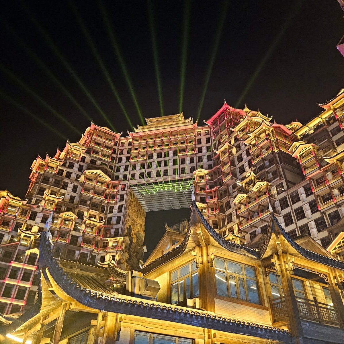 72 Qilou iluminado à noite com show de laser em Zhangjiajie