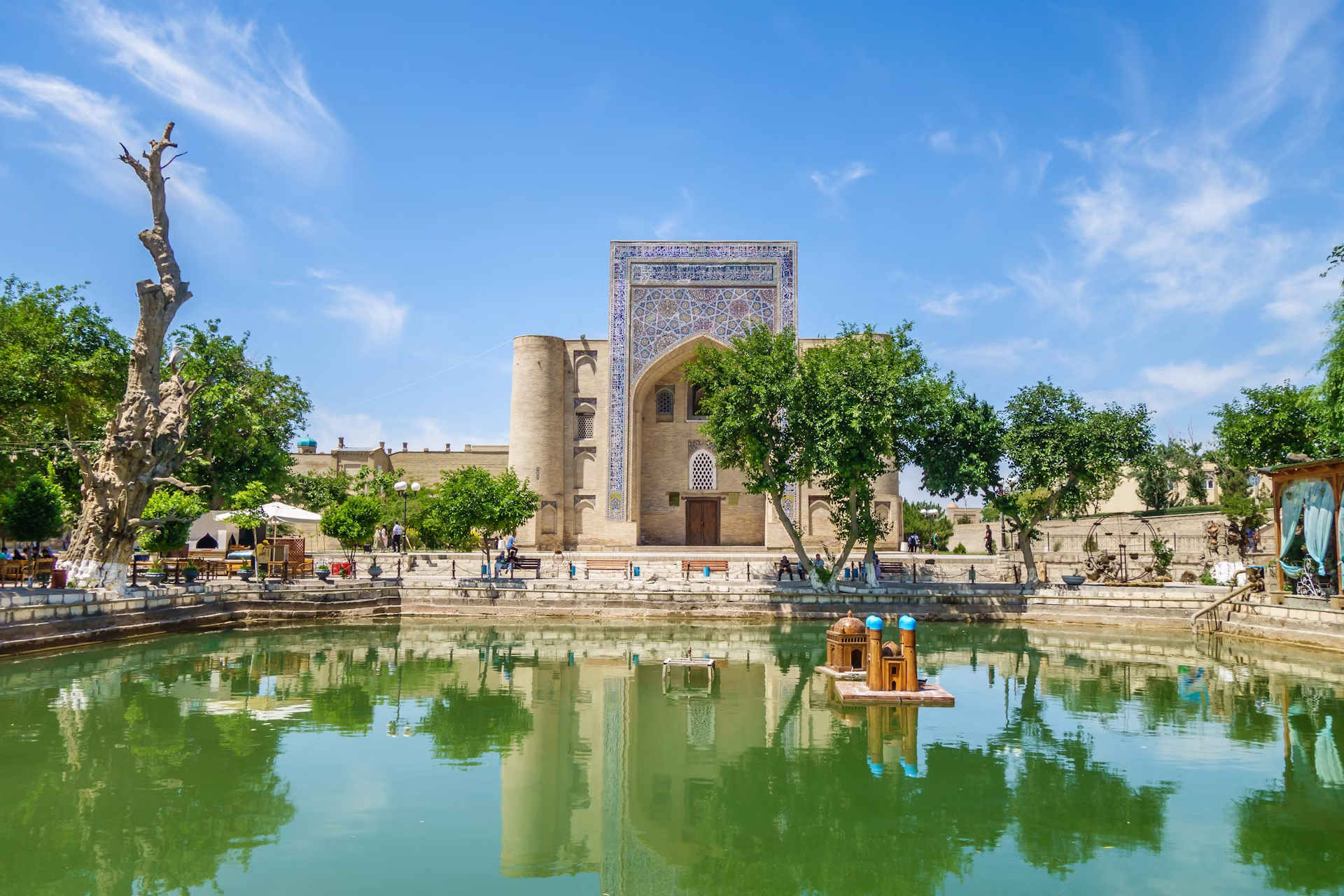 Lyabi-Hauz com o lago central e árvores ao redor no centro histórico de Bukhara, Uzbequistão