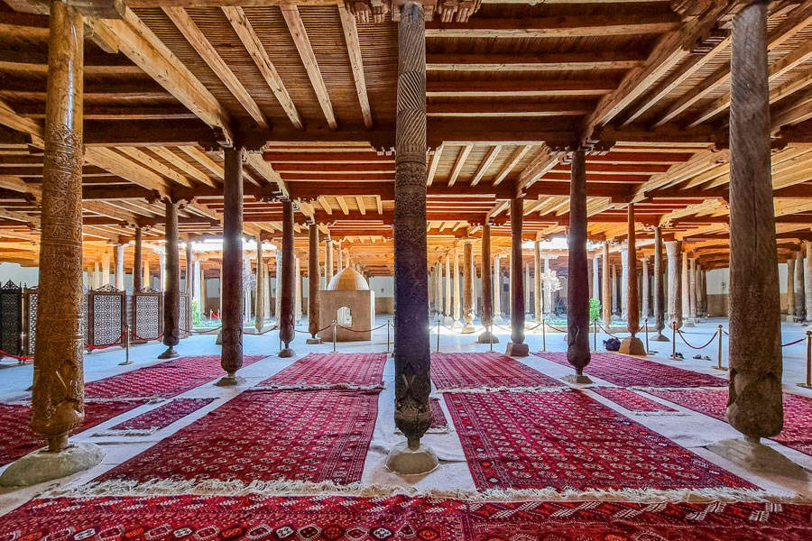 Interior da Juma Mosque com mais de 200 colunas de madeira esculpidas em Khiva, Uzbequistão