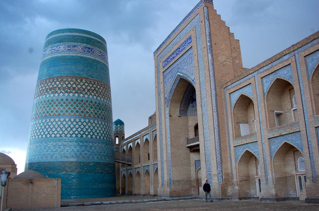 Mohammed Amin Khan Madrasah com azulejos turquesa em Khiva, Uzbequistão