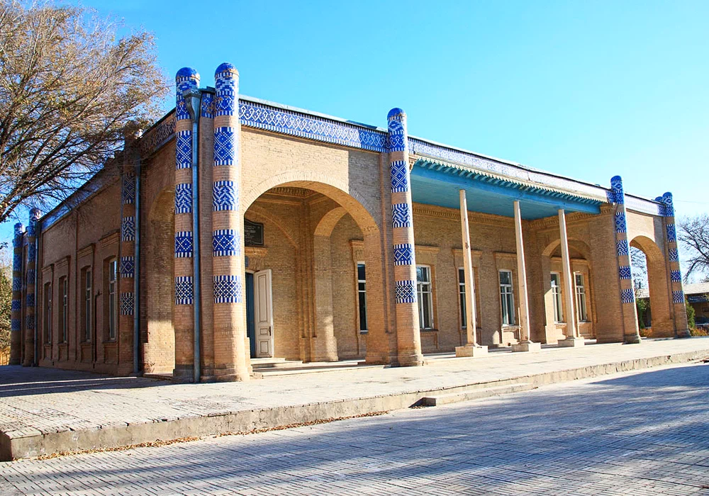 Fachada do Nurullaboy Palace com mistura de arquitetura islâmica e europeia em Khiva, Uzbequistão