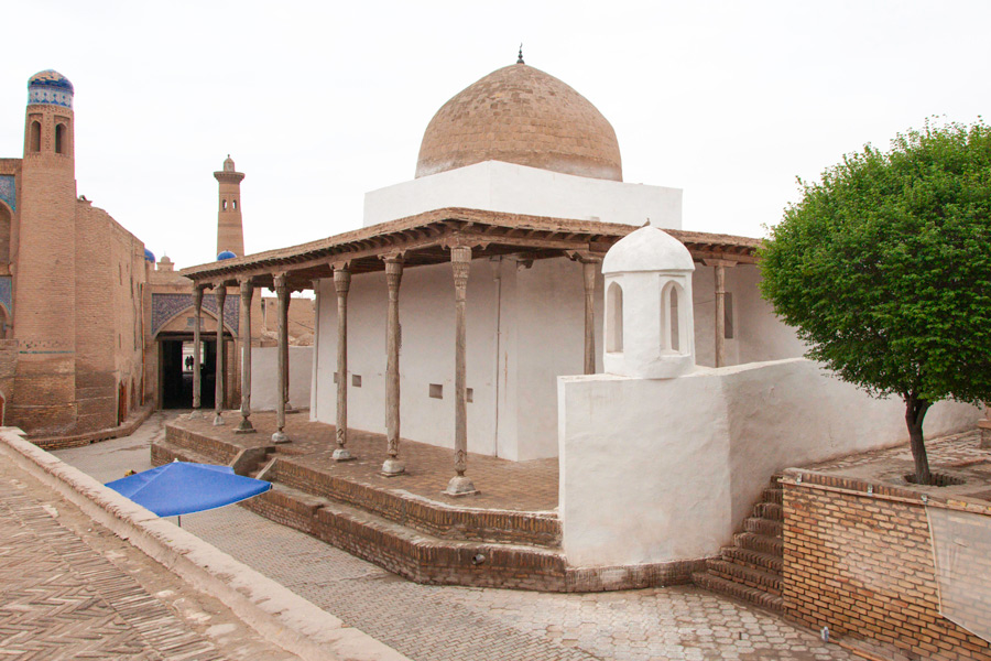Pequena mesquita histórica com varanda em madeira no centro de Khiva, Uzbequistão