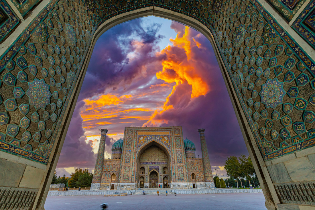 Pôr do sol sobre as cúpulas e minaretes de Samarkand com tons dourados, Uzbequistão