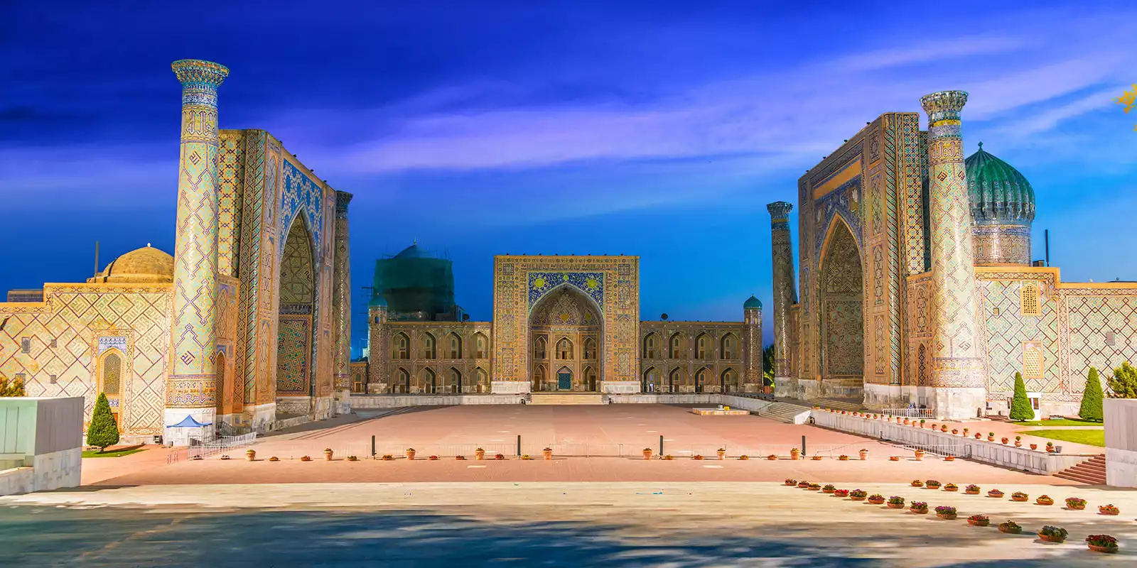 Praça do Registan com as três madrassas ao entardecer em Samarkand, Uzbequistão