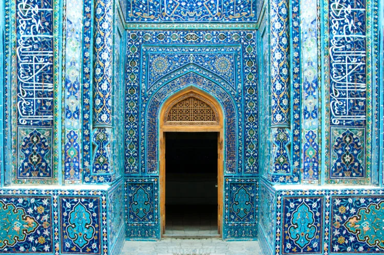 Corredor de mausoléus com azulejos azuis detalhados em Shah-i-Zinda, Samarkand, Uzbequistão