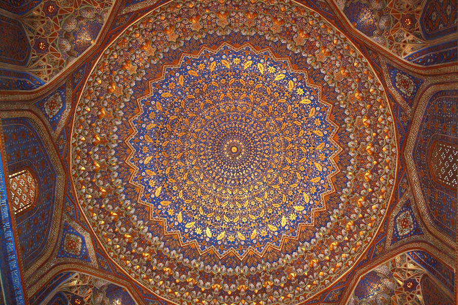 Interior dourado da Tilya-Kori Madrasah com detalhes ornamentais no Registan de Samarkand, Uzbequistão