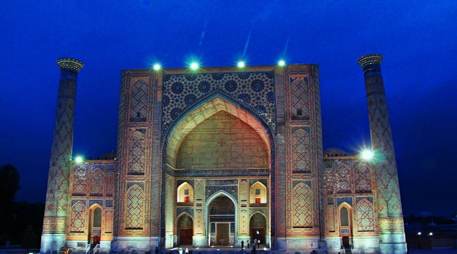 Ulugh Beg Madrasah com azulejos geométricos na Praça do Registan em Samarkand, Uzbequistão