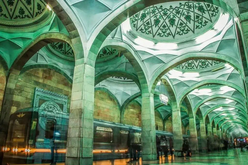 Estação Alisher Navoi do metrô de Tashkent com decoração floral e literária, Uzbequistão