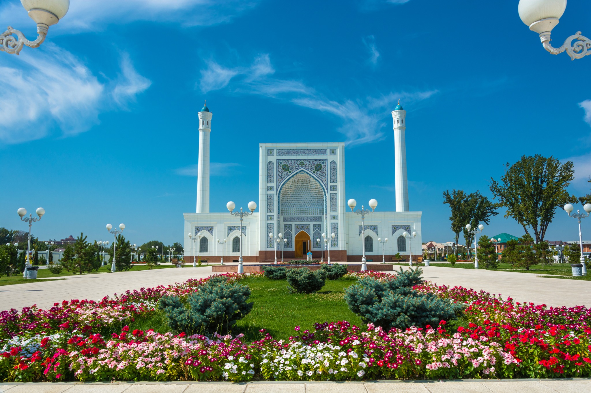 Minor Mosque com arquitetura branca elegante e reflexo na água em Tashkent, Uzbequistão