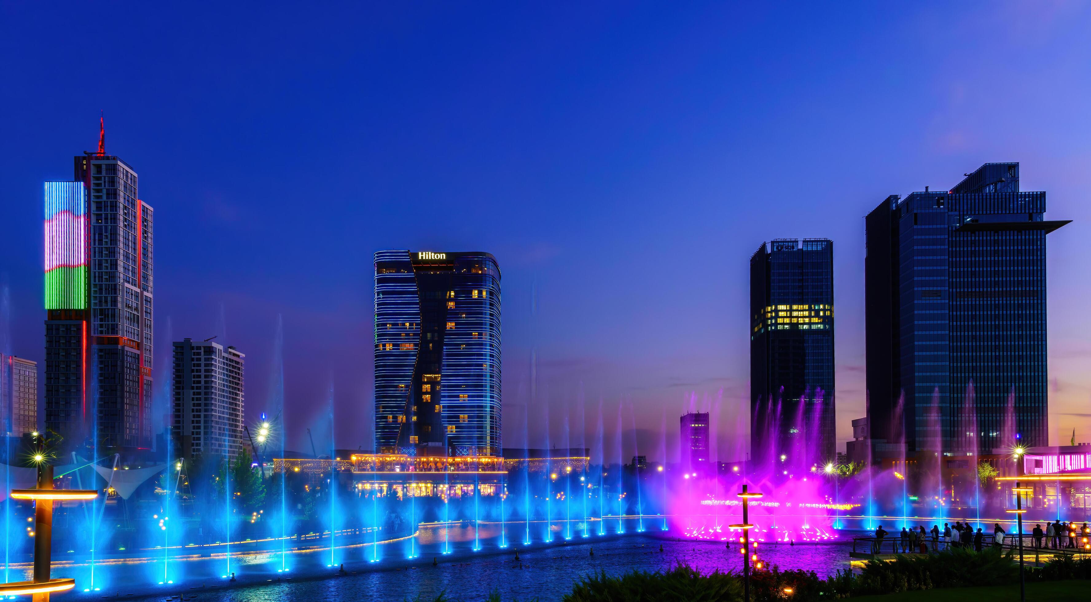 Tashkent City Park com fontes e iluminação noturna na capital do Uzbequistão